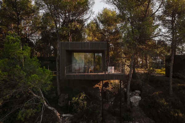 VINYES | Premium bedding, down comforters, Tempur-Pedic beds, minibar