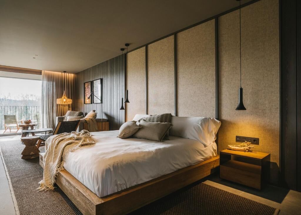 Luxe beddengoed, donzen dekbedden, Tempur Pedic-bedden, een minibar