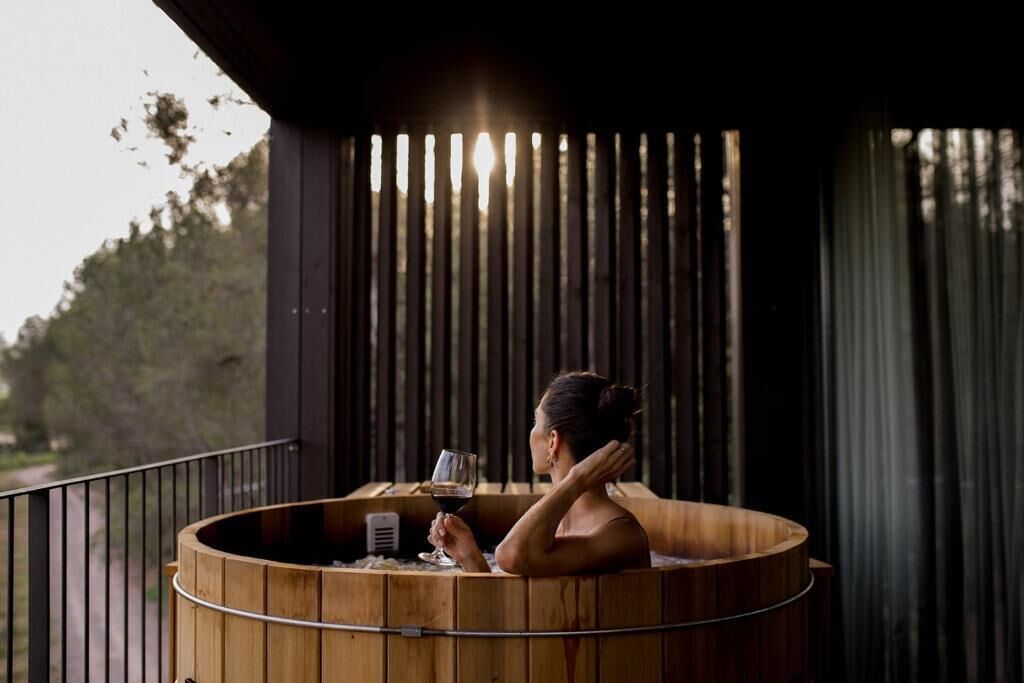 VINYES NORDICA | Luxe beddengoed, donzen dekbedden, Tempur Pedic-bedden, een minibar