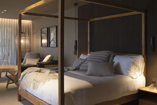 VINYES NORDICA | Premium bedding, down comforters, Tempur-Pedic beds, minibar