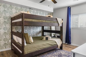 4 bedrooms, desk, travel cot, WiFi