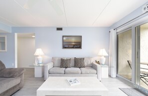 Smart TV - 2 Bedroom condo, steps to the beach and pool New rental/special rates! (Saint Augustine)