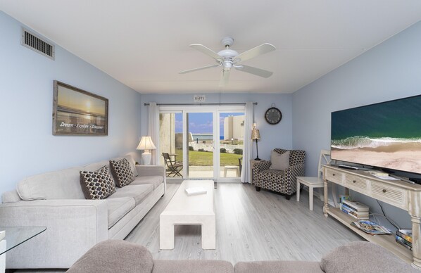 Smart TV - 2 Bedroom condo, steps to the beach and pool New rental/special rates! (Saint Augustine)
