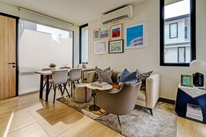 Lobby - OYO Life 92719 Rolling Hills Residence Karawang (Karawang)