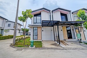 Front of property - OYO Life 92719 Rolling Hills Residence Karawang (Karawang)