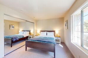 2 間睡房、可攜式嬰兒床、上網、床單