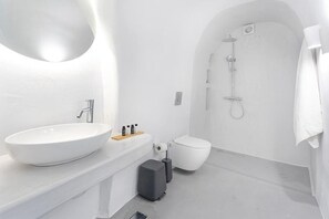 Hair dryer, towels, soap, shampoo - Eva's Suite with  with Jacuzzi and Sea view. (Fira)