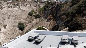 Kattoterassi, jolta avautuu näkymä rannikolle ja rakennuksille.