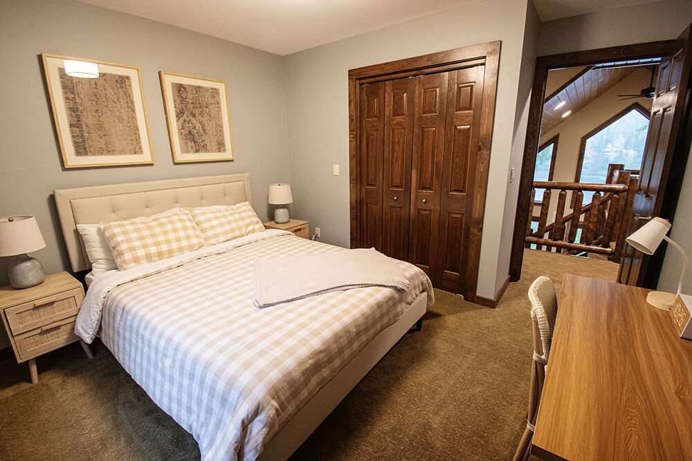 Your Northwoods Getaway! Modern Lake Home in Townsend w/ Hot Tub