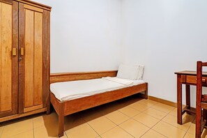 Free WiFi, bed sheets - OYO Life 92589 Geusan Ulun Residence (Bandung)