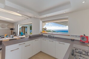 Refrigerador, microondas, horno y lavavajillas 