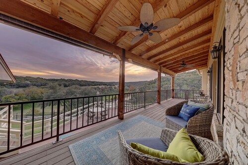 "The Cliff House" Riverfront with incredible views! Sleeps 18!