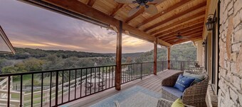 "The Cliff House" Riverfront with incredible views! Sleeps 18!