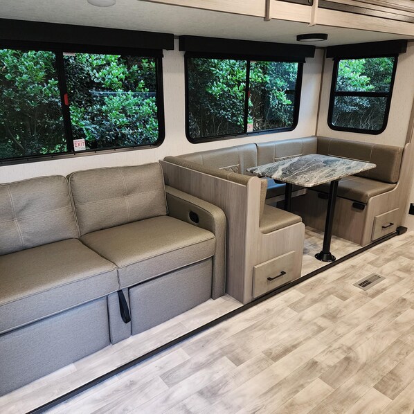 Interior - 15 mins. to the airport. Cozy camper near Trilith Movie Studio and Hospital (Fayetteville)
