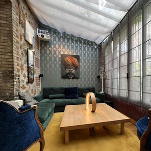 Smart-tv, eldstad, ett bordtennisbord och böcker