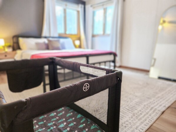 Une chambre à coucher avec un lit, une chaise et une fenêtre.