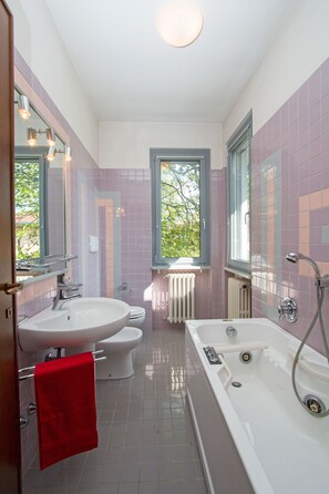 Eenvoudige villa | Badkamer | Een aparte badkuip en douche, gratis toiletartikelen, een bidet