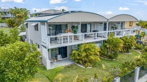 Outdoor dining - 1/46 Manooka Drive - Rainbow Beach. Aircon. Ocean Views. (Rainbow Beach)