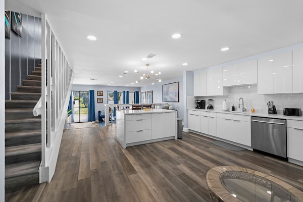 Mikrovågsugn, ugn, spishäll och diskmaskin