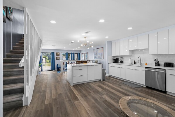 Mikrovågsugn, ugn, spishäll och diskmaskin