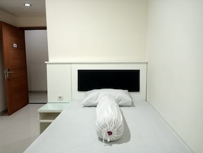 Escritorio, wifi gratis y ropa de cama 