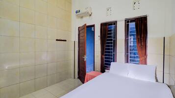 Deluxe Double Room | Desk, free WiFi, bed sheets