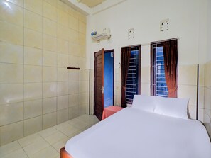 Deluxe Double Room | Desk, free WiFi, bed sheets - OYO Life 92841 Kos 88 (Perean Tengah)