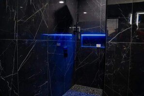 Vasca idromassaggio, asciugacapelli, asciugamani, sapone