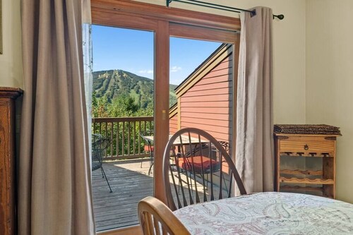 Timber Creek Getaway w/ Fireplace,Sauna&Mtn Views!