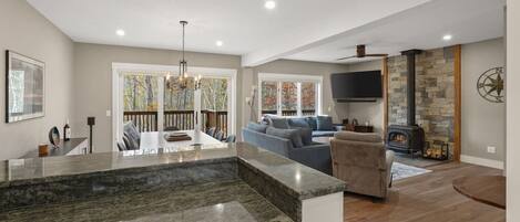 Televisión y chimenea