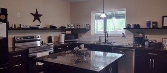 Cozy Barndominium near Will Rogers Downs and Highway 44. Quiet country setting
