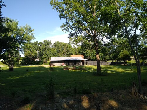 Cozy Barndominium near Will Rogers Downs and Highway 44.  Quiet country setting 