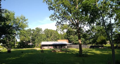 Cozy Barndominium near Will Rogers Downs and Highway 44. Quiet country setting
