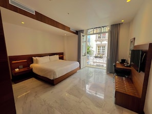 Deluxe kamer | Luxe beddengoed, een kluis op de kamer, een bureau, een laptopwerkplek