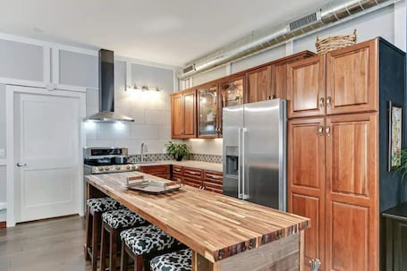 Fridge, microwave, oven, stovetop. Carousel 2 - a proven location with a proven Host