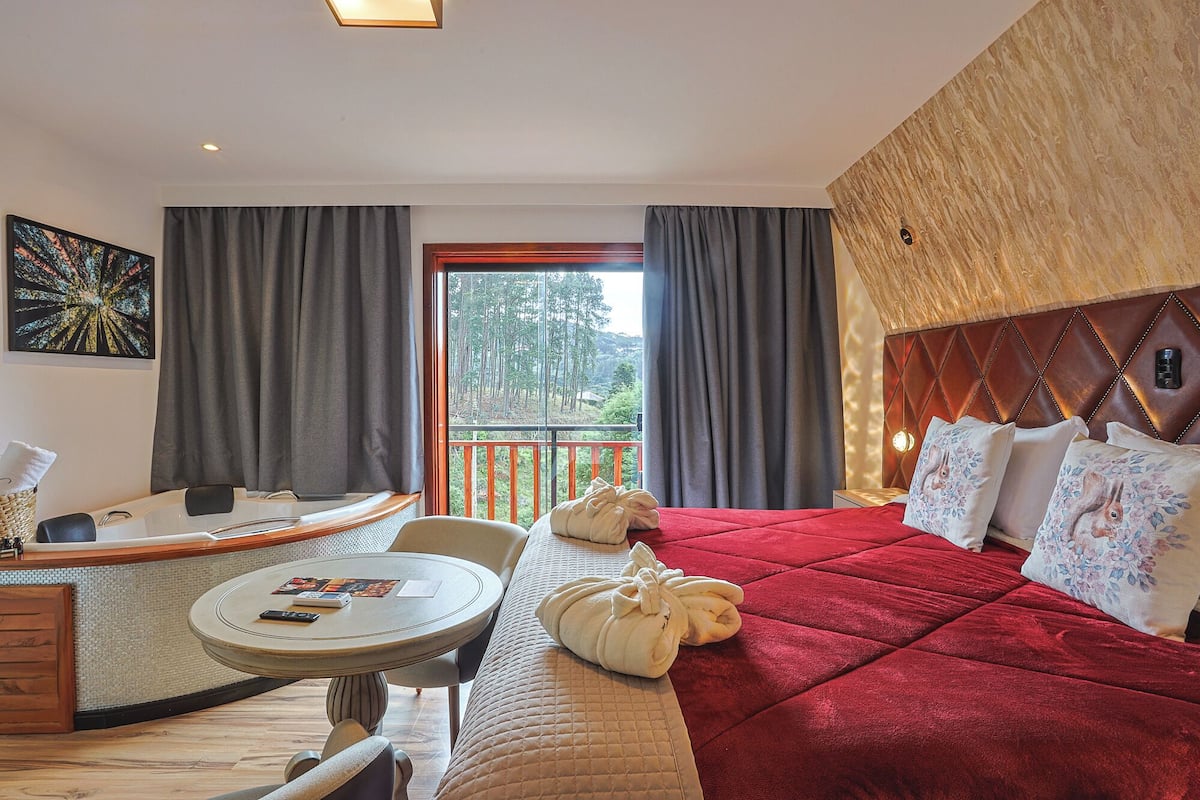 Superior Double Room, 1 King Bed, Non Smoking, Jetted Tub | 3 bedrooms, free WiFi, bed sheets