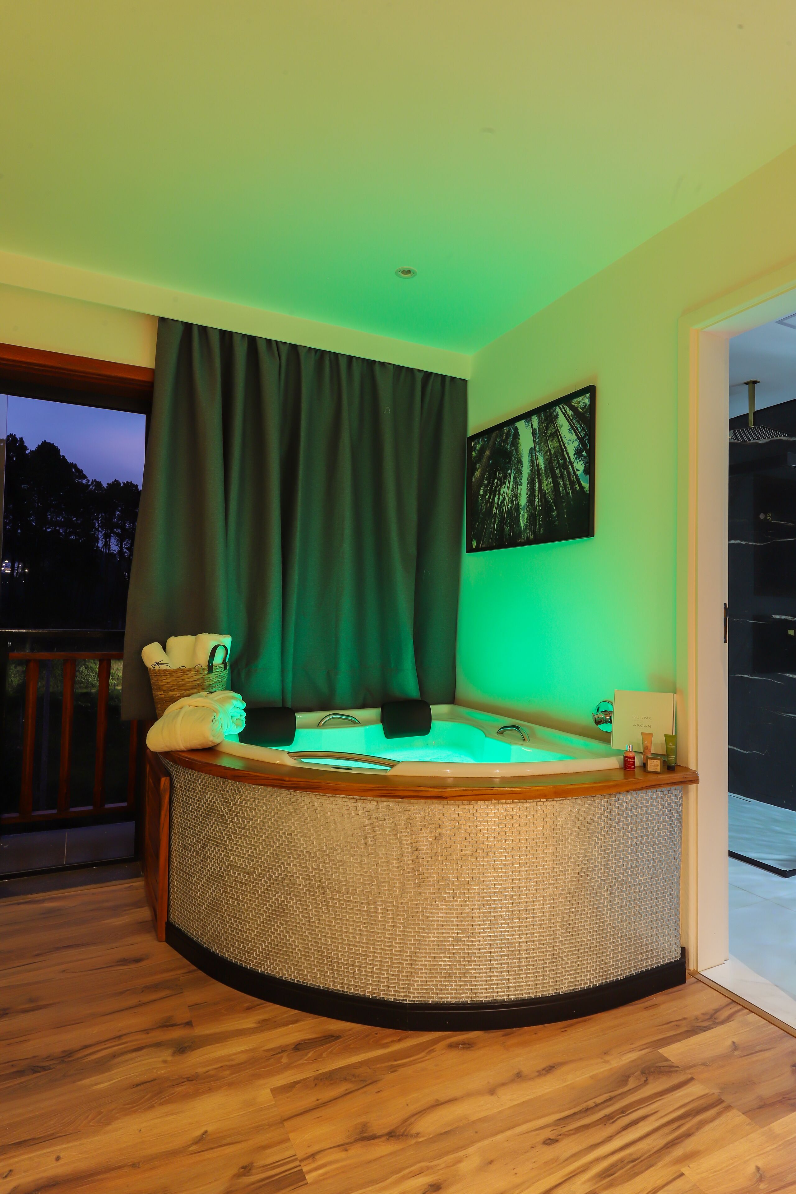 Quarto casal superior, 1 cama King, para não fumantes, banheira de hidromassagem | Wi-Fi de cortesia, roupa de cama