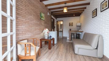 Suite estudio básica | Área de sala de estar | Televisión LED de 35 pulgadas con canales digitales, juguetes y libros