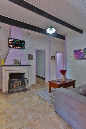 Family Chalet | Living area | 35-inch LED TV with digital channels, toys, books - Villa Belle Chalés (Campos do Jordão)