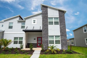 Apartment - 1180 CD - Magical 5BR Townhome With Pool (Davenport)