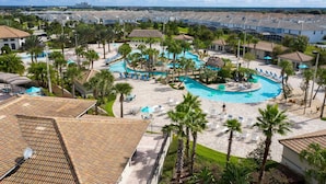 Ein Resort mit mehreren Schwimmbecken, Palmen und Blick auf die Umgebung.