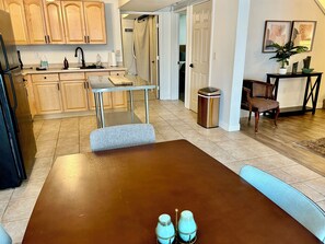 Dining - King Bed Retreat Private Patio Near Downtown (Candler)