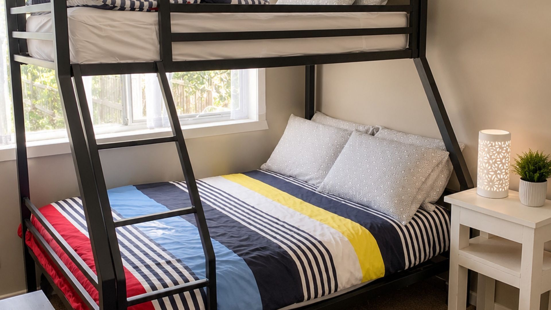 3 bedrooms, desk, travel crib