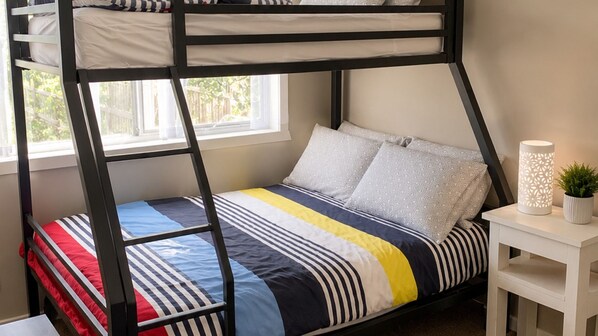 3 Schlafzimmer, Schreibtisch, Reisekinderbett