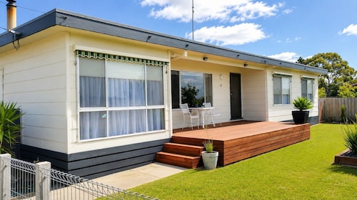 Coastal Cottage - Cosy cottage only 1.5 km from St Leonards beach and town centre.
