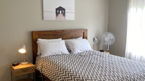 3 bedrooms, desk, travel crib