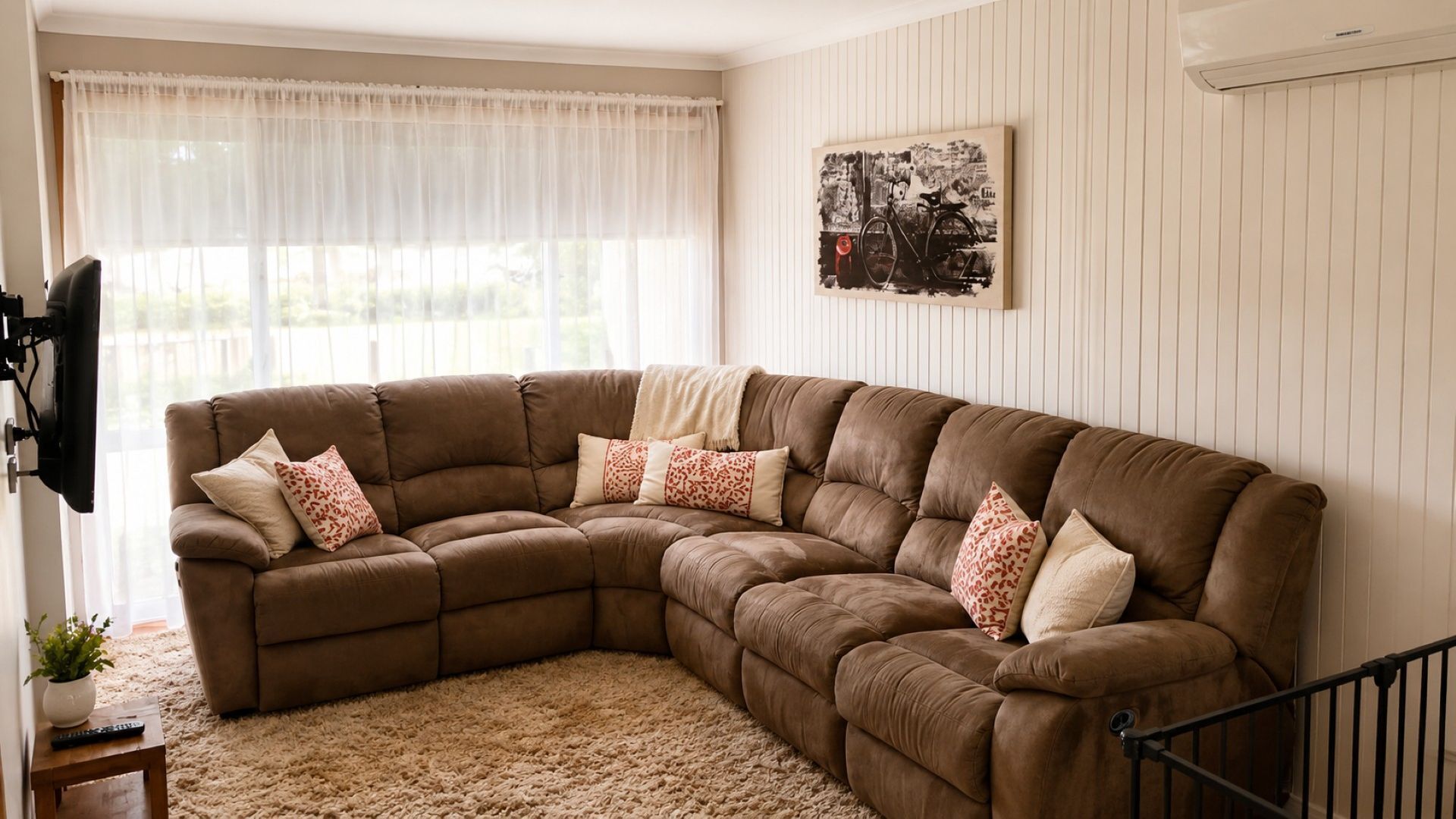Smart TV, chimenea, reproductor de DVD y libros 