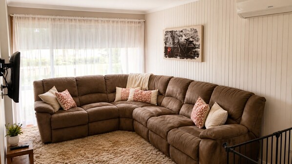 Smart TV, chimenea, reproductor de DVD y libros
