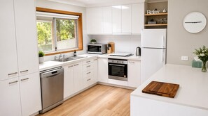 Cafetera y tetera, refrigerador, microondas y horno