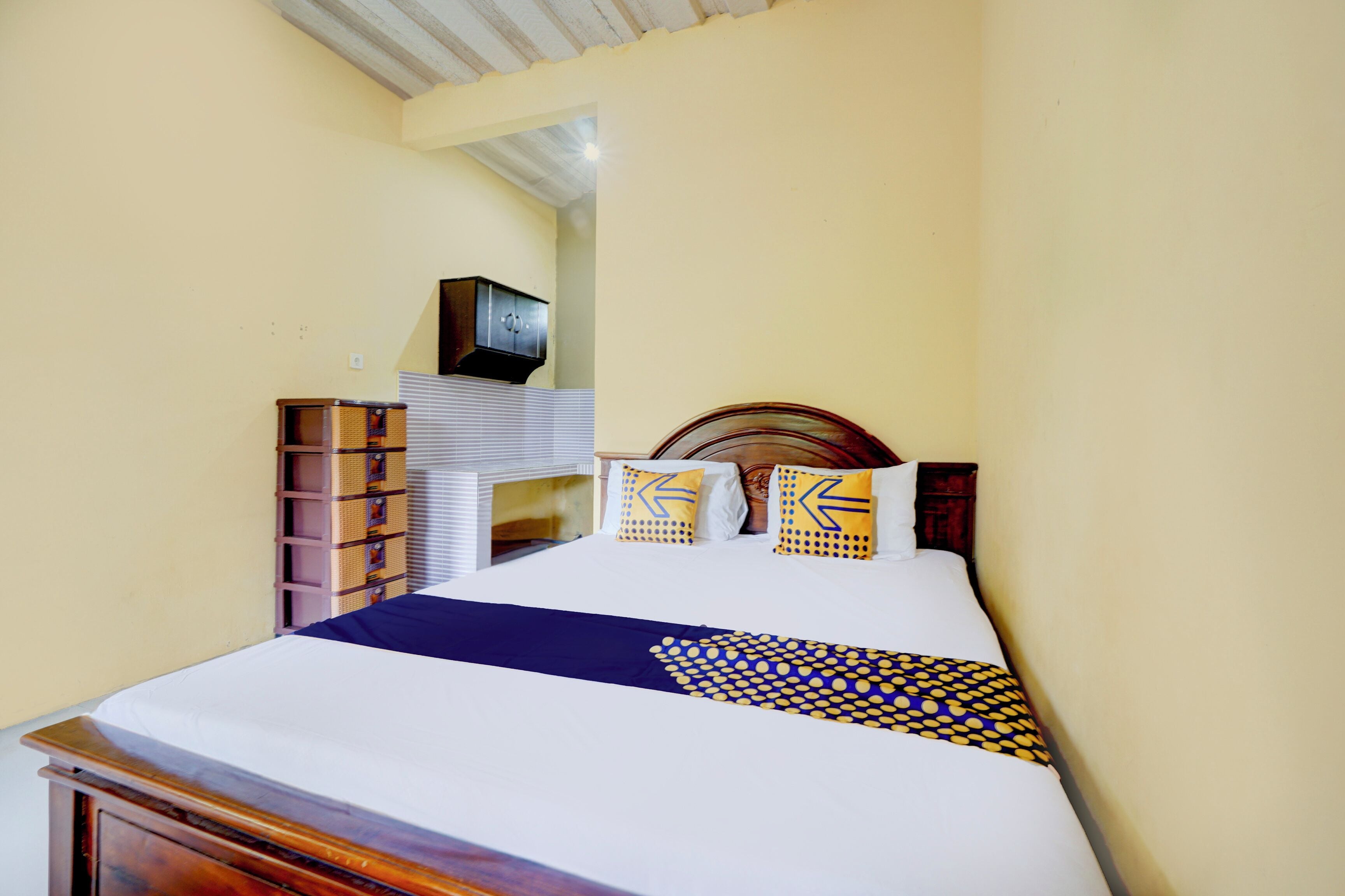 Basic Double Room | Laptop workspace, free WiFi, bed sheets